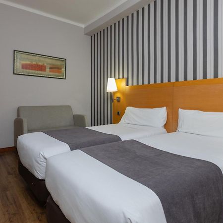 Hotel Lyon Барселона Экстерьер фото