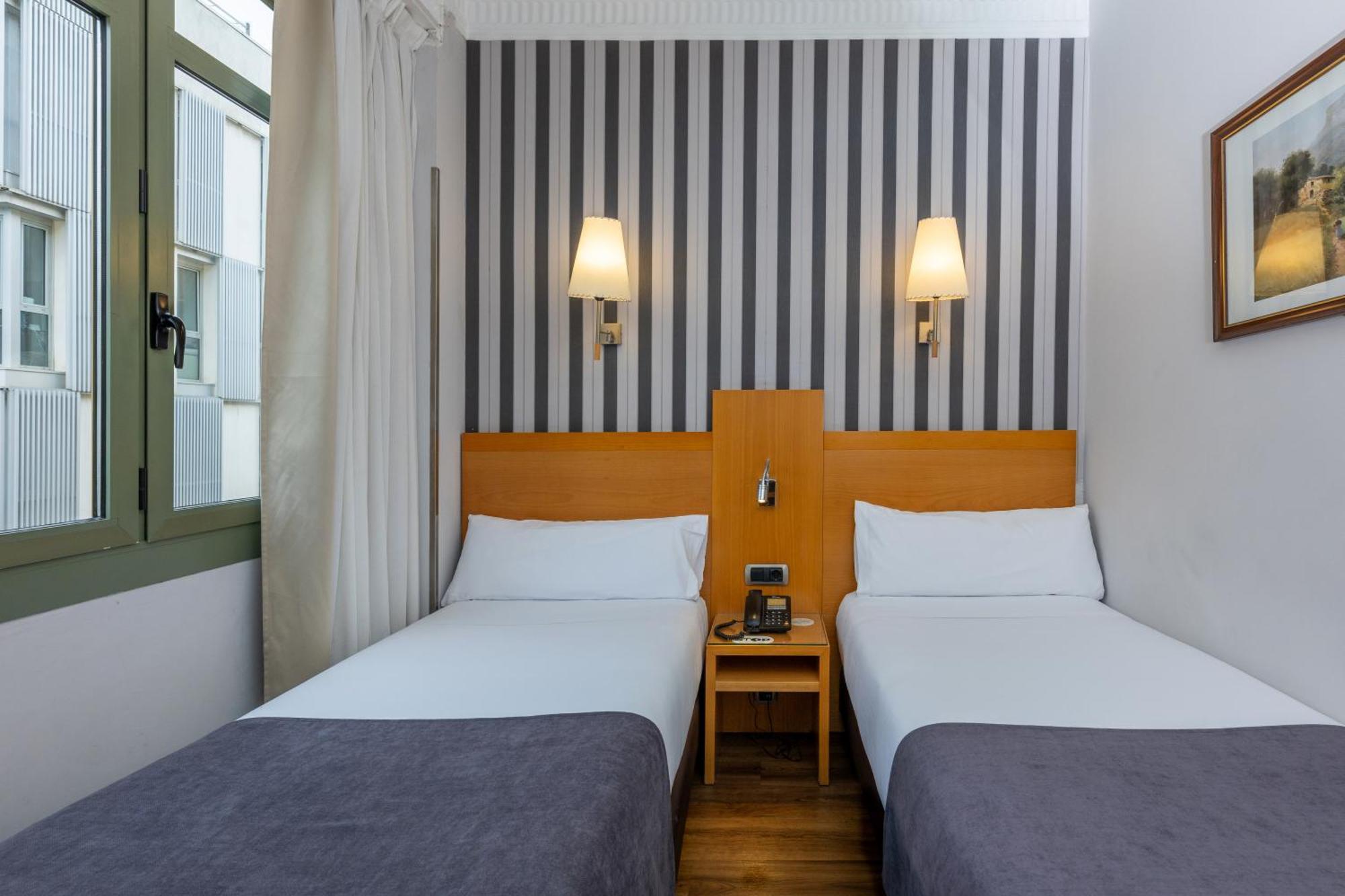 Hotel Lyon Барселона Экстерьер фото