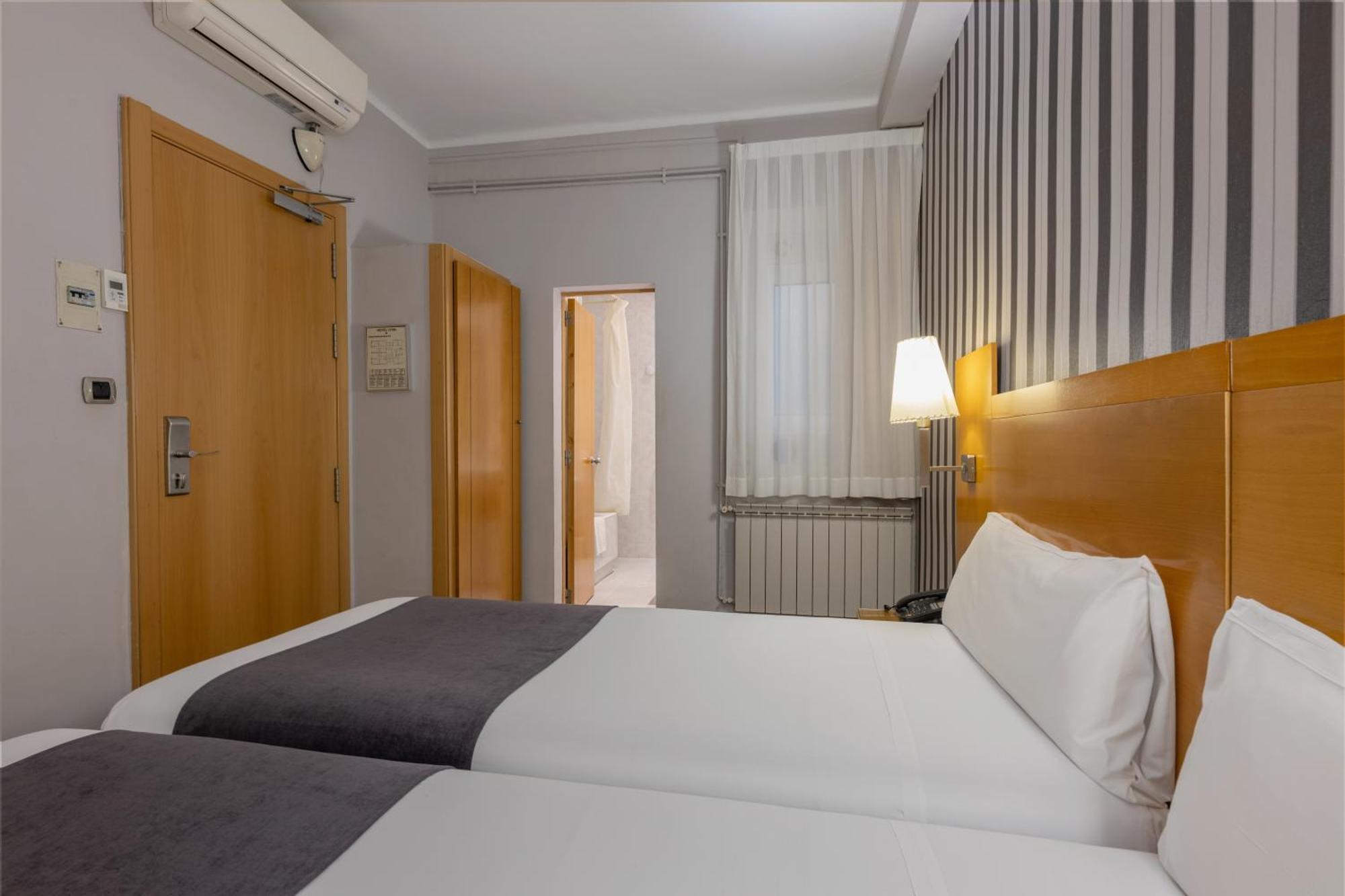 Hotel Lyon Барселона Экстерьер фото