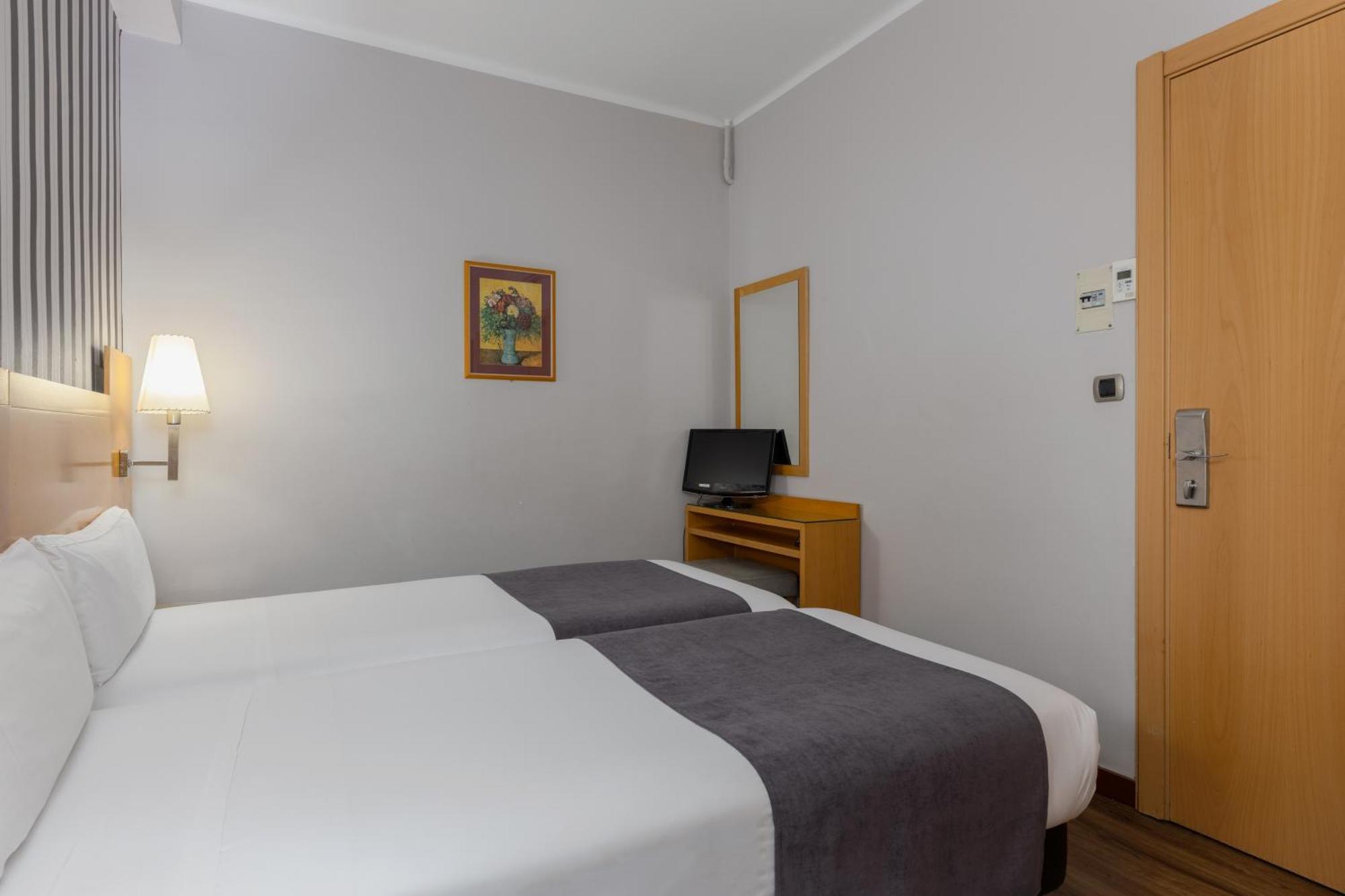 Hotel Lyon Барселона Экстерьер фото