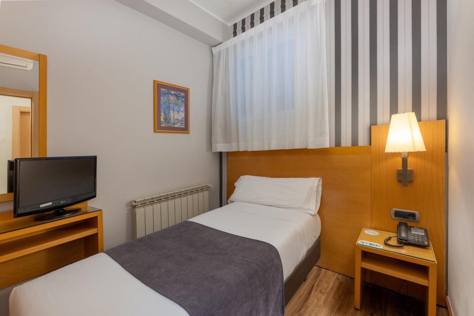 Hotel Lyon Барселона Экстерьер фото