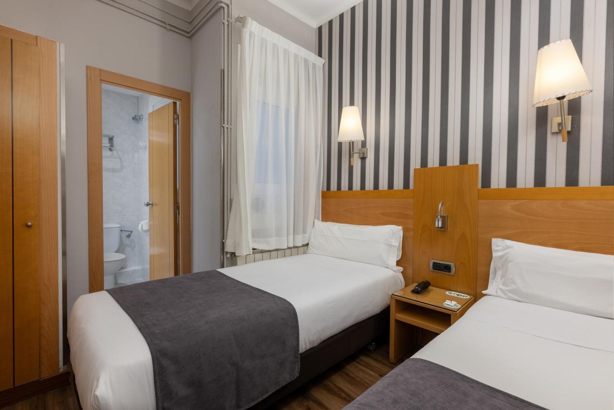 Hotel Lyon Барселона Экстерьер фото