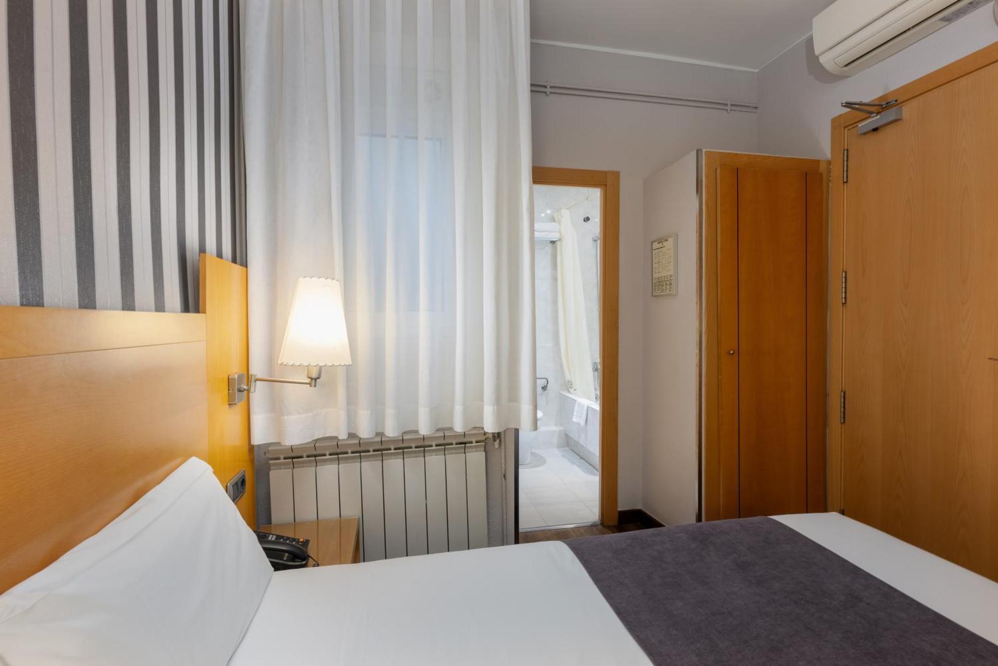 Hotel Lyon Барселона Экстерьер фото