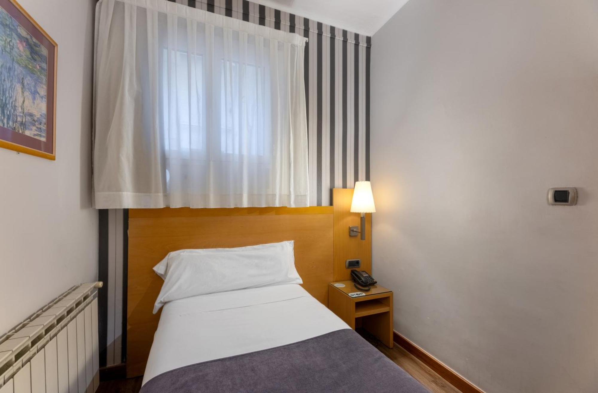 Hotel Lyon Барселона Экстерьер фото