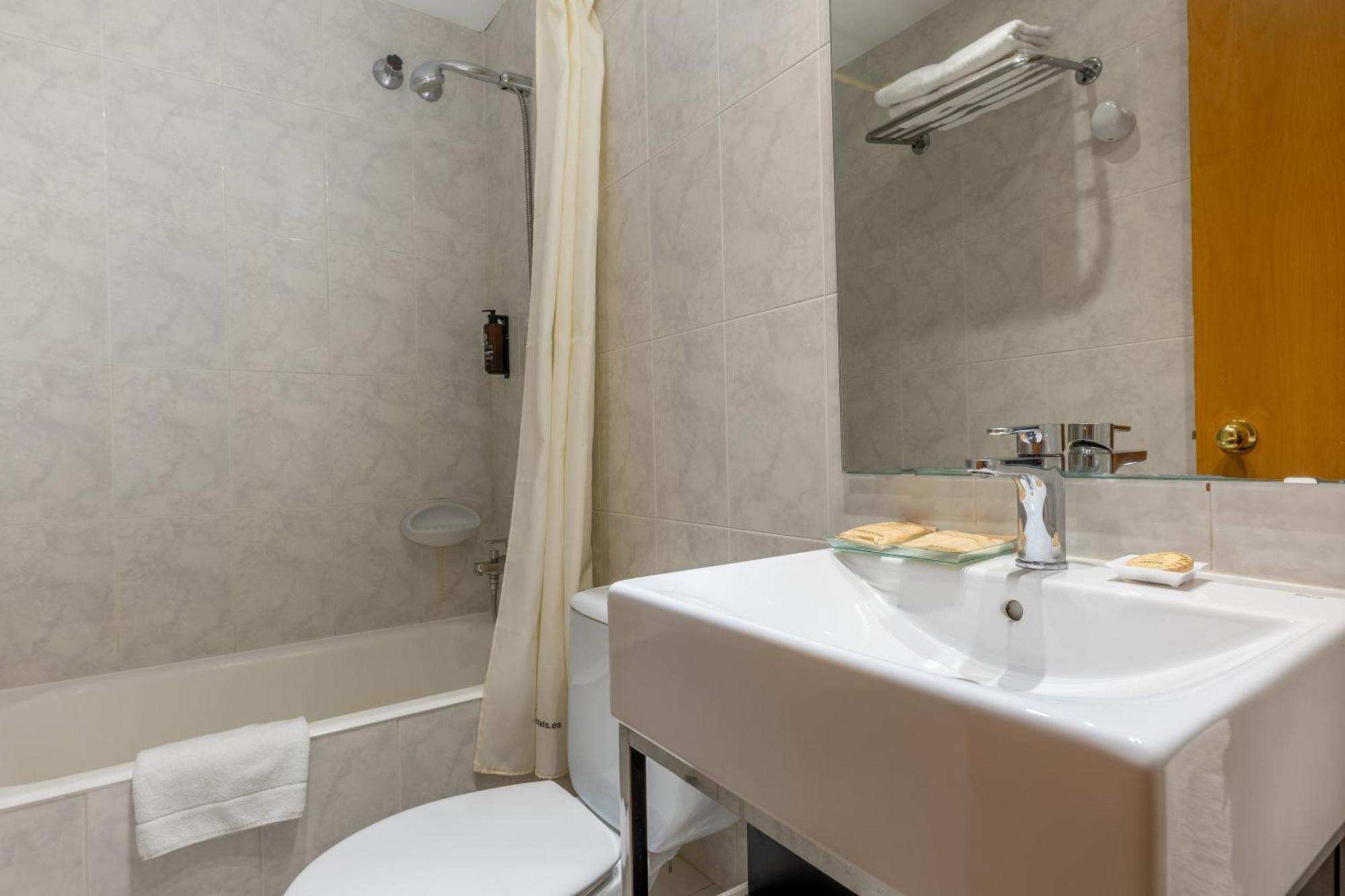 Hotel Lyon Барселона Экстерьер фото
