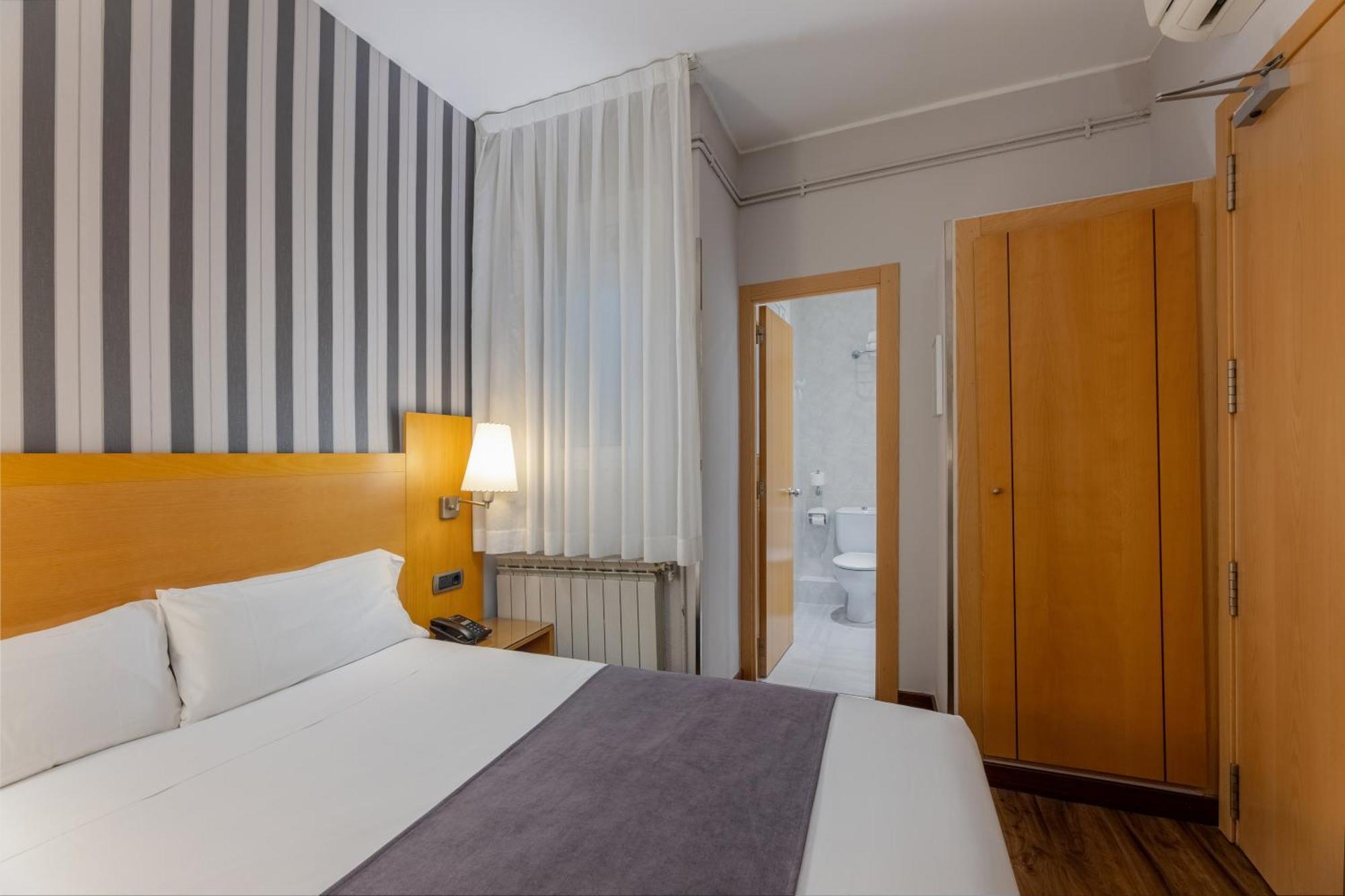 Hotel Lyon Барселона Экстерьер фото