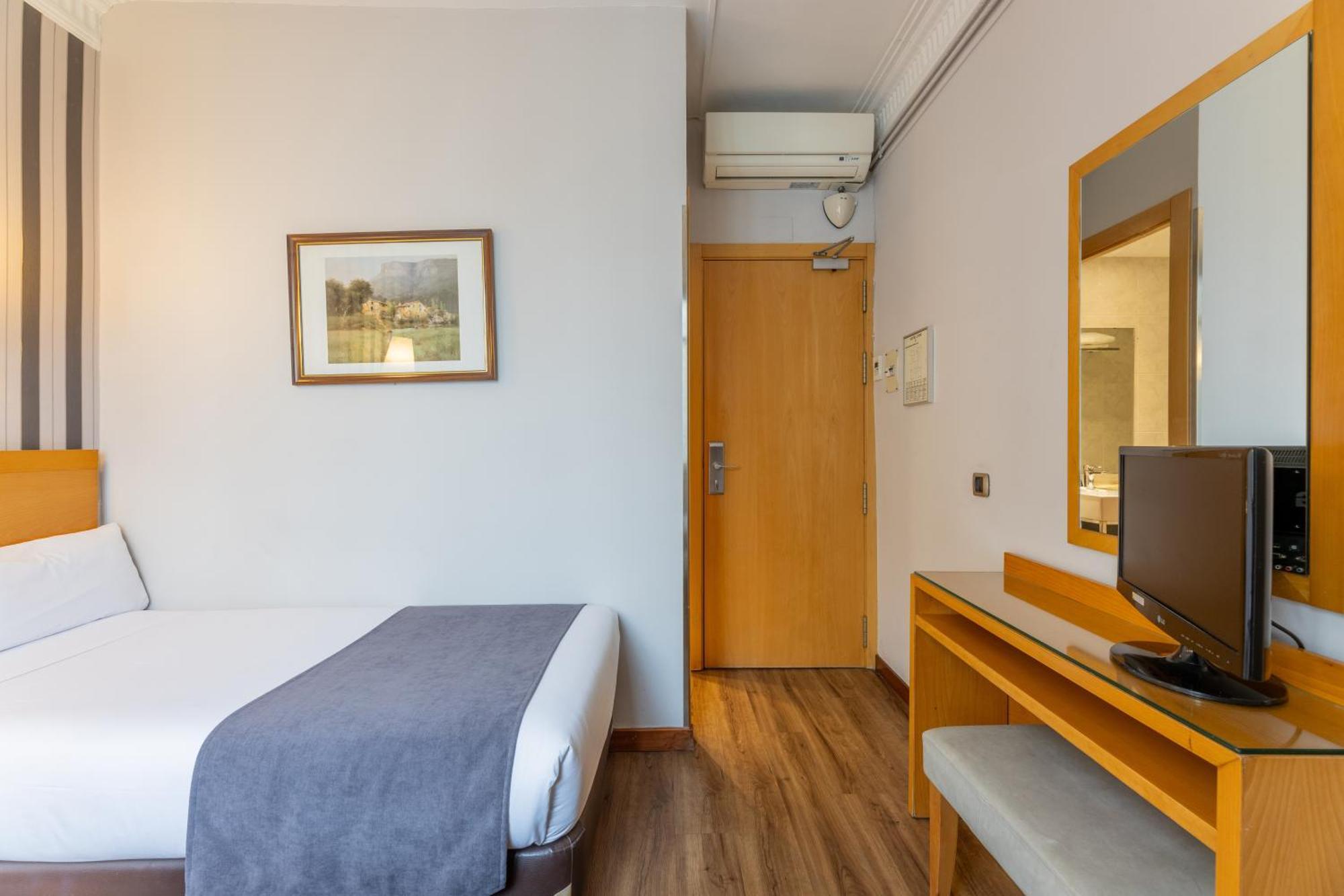 Hotel Lyon Барселона Экстерьер фото