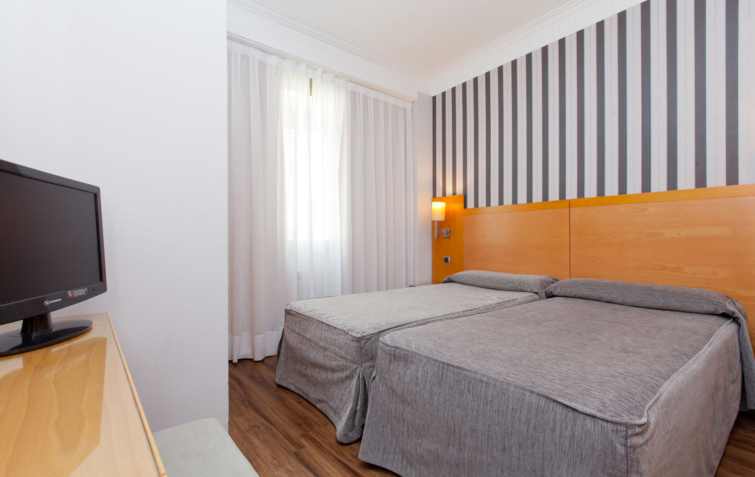 Hotel Lyon Барселона Экстерьер фото